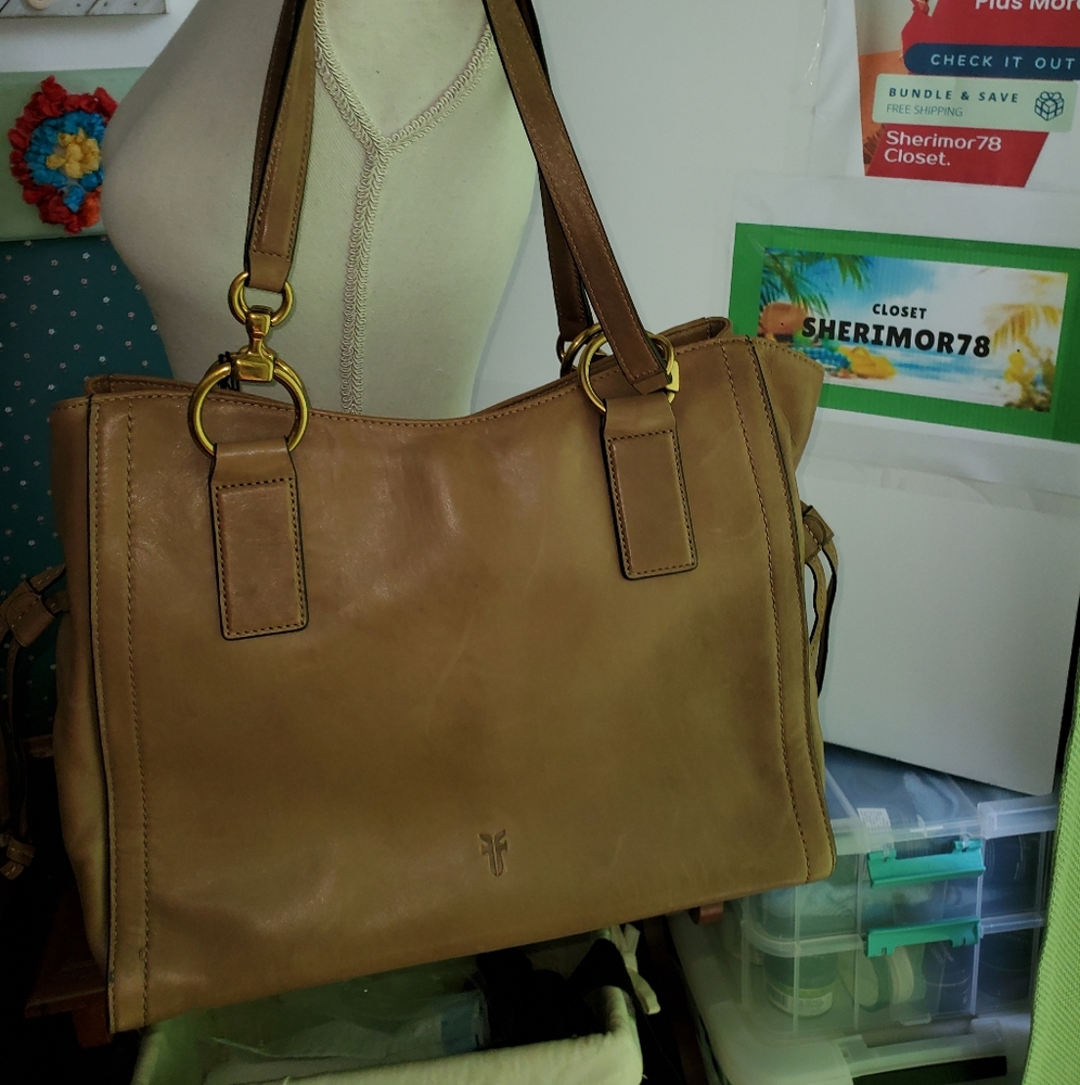 FRYE NWT  XL ILANA TAUPE LEATHER TOTE